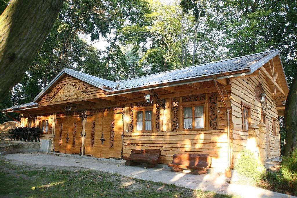 Palac Tarnowskich Ostrowiec Świętokrzyski Zewnętrze zdjęcie
